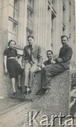 Ok. 1939, prawdopodobnie Warszawa, Polska.
Maria Anna Kruszewska (córka generała Jana Kruszewskiego) z przyjaciółmi. 
Fot. NN, kolekcja Marii Anny Kruszewskiej Pic de Replonge, zbiory  Archiwum Ojców Franciszkanów w Polskiej Misji Katolickiej w Martin Coronado, reprodukcje cyfrowe w  Bibliotece Polskiej im. Ignacego Domeyki w Buenos Aires (Biblioteca Polaca Ignacio Domeyko) i w Ośrodku KARTA w Warszawie