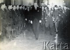 Lata 30., Warszawa, Polska.
Prezydent Ignacy Mościcki przyjmuje na Zamku Królewskim dowódców wojskowych. Za nim po prawej idzie generał Edward Rydz-Śmigły.
Fot. NN, kolekcja Jana Kruszewskiego, zbiory  Archiwum Ojców Franciszkanów w Polskiej Misji Katolickiej w Martin Coronado, reprodukcje cyfrowe w  Bibliotece Polskiej im. Ignacego Domeyki w Buenos Aires (Biblioteca Polaca Ignacio Domeyko) i w Ośrodku KARTA w Warszawie