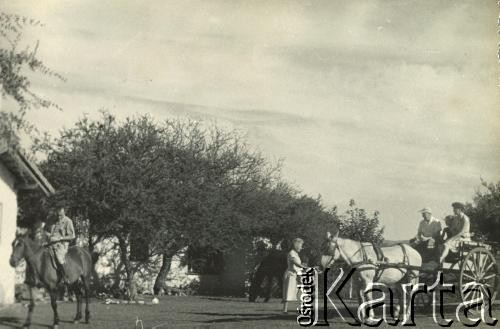 Brak daty, brak miejsca.
Fotografia rodzinna generała Jana Kruszewskiego.
Fot. NN, kolekcja Jana Kruszewskiego, zbiory  Archiwum Ojców Franciszkanów w Polskiej Misji Katolickiej w Martin Coronado, reprodukcje cyfrowe w  Bibliotece Polskiej im. Ignacego Domeyki w Buenos Aires (Biblioteca Polaca Ignacio Domeyko) i w Ośrodku KARTA w Warszawie
