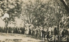 Brak daty, brak miejsca.
Procesja.
Fot. NN, kolekcja Zofii i Alojzego Brudzińskich, zbiory  Archiwum Ojców Franciszkanów w Polskiej Misji Katolickiej w Martin Coronado, reprodukcje cyfrowe w  Bibliotece Polskiej im. Ignacego Domeyki w Buenos Aires (Biblioteca Polaca Ignacio Domeyko) i w Ośrodku KARTA w Warszawie