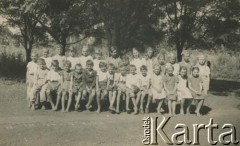 Brak daty, brak miejsca.
Dzieci.
Fot. NN, kolekcja Zofii i Alojzego Brudzińskich, zbiory  Archiwum Ojców Franciszkanów w Polskiej Misji Katolickiej w Martin Coronado, reprodukcje cyfrowe w  Bibliotece Polskiej im. Ignacego Domeyki w Buenos Aires (Biblioteca Polaca Ignacio Domeyko) i w Ośrodku KARTA w Warszawie