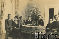 31.12.1939, brak miejsca.
Powitanie Nowego Roku.
Fot. NN, kolekcja Zofii i Alojzego Brudzińskich, zbiory  Archiwum Ojców Franciszkanów w Polskiej Misji Katolickiej w Martin Coronado, reprodukcje cyfrowe w  Bibliotece Polskiej im. Ignacego Domeyki w Buenos Aires (Biblioteca Polaca Ignacio Domeyko) i w Ośrodku KARTA w Warszawie