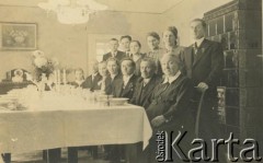 Brak daty, brak miejsca.
Spotkanie rodzinne.
Fot. NN, kolekcja Zofii i Alojzego Brudzińskich, zbiory  Archiwum Ojców Franciszkanów w Polskiej Misji Katolickiej w Martin Coronado, reprodukcje cyfrowe w  Bibliotece Polskiej im. Ignacego Domeyki w Buenos Aires (Biblioteca Polaca Ignacio Domeyko) i w Ośrodku KARTA w Warszawie