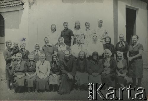 Brak daty, brak miejsca.
Przed kościołem.
Fot. NN, kolekcja Zofii i Alojzego Brudzińskich, zbiory  Archiwum Ojców Franciszkanów w Polskiej Misji Katolickiej w Martin Coronado, reprodukcje cyfrowe w  Bibliotece Polskiej im. Ignacego Domeyki w Buenos Aires (Biblioteca Polaca Ignacio Domeyko) i w Ośrodku KARTA w Warszawie
