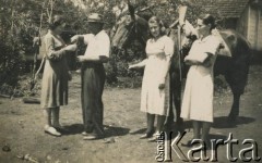 Brak daty, brak miejsca.
Fotografia rodzinna.
Fot. NN, kolekcja Zofii i Alojzego Brudzińskich, zbiory  Archiwum Ojców Franciszkanów w Polskiej Misji Katolickiej w Martin Coronado, reprodukcje cyfrowe w  Bibliotece Polskiej im. Ignacego Domeyki w Buenos Aires (Biblioteca Polaca Ignacio Domeyko) i w Ośrodku KARTA w Warszawie