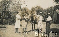 Brak daty, brak miejsca.
Fotografia rodzinna.
Fot. NN, kolekcja Zofii i Alojzego Brudzińskich, zbiory  Archiwum Ojców Franciszkanów w Polskiej Misji Katolickiej w Martin Coronado, reprodukcje cyfrowe w  Bibliotece Polskiej im. Ignacego Domeyki w Buenos Aires (Biblioteca Polaca Ignacio Domeyko) i w Ośrodku KARTA w Warszawie
