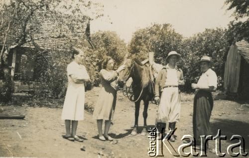 Brak daty, brak miejsca.
Fotografia rodzinna.
Fot. NN, kolekcja Zofii i Alojzego Brudzińskich, zbiory  Archiwum Ojców Franciszkanów w Polskiej Misji Katolickiej w Martin Coronado, reprodukcje cyfrowe w  Bibliotece Polskiej im. Ignacego Domeyki w Buenos Aires (Biblioteca Polaca Ignacio Domeyko) i w Ośrodku KARTA w Warszawie