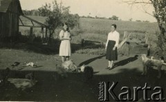 Brak daty, brak miejsca.
Kobiety z drobiem.
Fot. NN, kolekcja Zofii i Alojzego Brudzińskich, zbiory  Archiwum Ojców Franciszkanów w Polskiej Misji Katolickiej w Martin Coronado, reprodukcje cyfrowe w  Bibliotece Polskiej im. Ignacego Domeyki w Buenos Aires (Biblioteca Polaca Ignacio Domeyko) i w Ośrodku KARTA w Warszawie