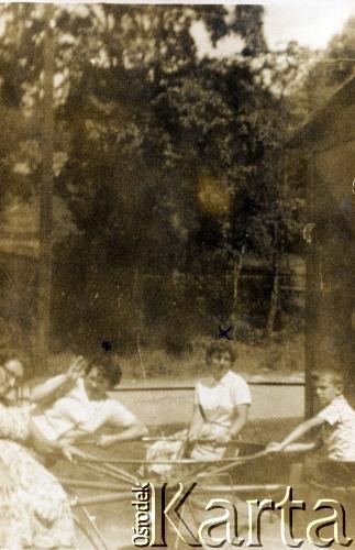 Brak daty, brak miejsca.
Fotografia rodzinna.
Fot. NN, kolekcja Zofii i Alojzego Brudzińskich, zbiory  Archiwum Ojców Franciszkanów w Polskiej Misji Katolickiej w Martin Coronado, reprodukcje cyfrowe w  Bibliotece Polskiej im. Ignacego Domeyki w Buenos Aires (Biblioteca Polaca Ignacio Domeyko) i w Ośrodku KARTA w Warszawie