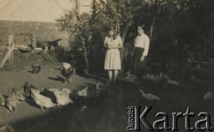 Brak daty, brak miejsca.
Kobiety z drobiem.
Fot. NN, kolekcja Zofii i Alojzego Brudzińskich, zbiory  Archiwum Ojców Franciszkanów w Polskiej Misji Katolickiej w Martin Coronado, reprodukcje cyfrowe w  Bibliotece Polskiej im. Ignacego Domeyki w Buenos Aires (Biblioteca Polaca Ignacio Domeyko) i w Ośrodku KARTA w Warszawie