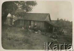 Brak daty, brak miejsca.
Gospodarstwo wiejskie.
Fot. NN, kolekcja Zofii i Alojzego Brudzińskich, zbiory  Archiwum Ojców Franciszkanów w Polskiej Misji Katolickiej w Martin Coronado, reprodukcje cyfrowe w  Bibliotece Polskiej im. Ignacego Domeyki w Buenos Aires (Biblioteca Polaca Ignacio Domeyko) i w Ośrodku KARTA w Warszawie