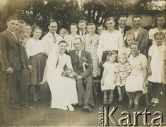 Brak daty, brak miejsca.
Fotografia ślubna.
Fot. NN, kolekcja Zofii i Alojzego Brudzińskich, zbiory  Archiwum Ojców Franciszkanów w Polskiej Misji Katolickiej w Martin Coronado, reprodukcje cyfrowe w  Bibliotece Polskiej im. Ignacego Domeyki w Buenos Aires (Biblioteca Polaca Ignacio Domeyko) i w Ośrodku KARTA w Warszawie