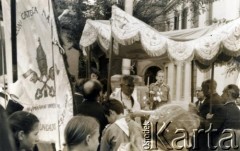 Brak daty, brak miejsca.
Procesja.
Fot. NN, kolekcja Zofii i Alojzego Brudzińskich, zbiory  Archiwum Ojców Franciszkanów w Polskiej Misji Katolickiej w Martin Coronado, reprodukcje cyfrowe w  Bibliotece Polskiej im. Ignacego Domeyki w Buenos Aires (Biblioteca Polaca Ignacio Domeyko) i w Ośrodku KARTA w Warszawie