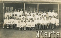 29.10.1948, Fram, Argentyna.
Dzieci przystępujące do Pierwszej Komunii Świętej.
Fot. NN, kolekcja Zofii i Alojzego Brudzińskich, zbiory  Archiwum Ojców Franciszkanów w Polskiej Misji Katolickiej w Martin Coronado, reprodukcje cyfrowe w  Bibliotece Polskiej im. Ignacego Domeyki w Buenos Aires (Biblioteca Polaca Ignacio Domeyko) i w Ośrodku KARTA w Warszawie