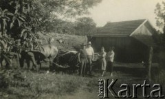 Brak daty, brak miejsca.
Gospodarstwo wiejskie.
Fot. NN, kolekcja Zofii i Alojzego Brudzińskich, zbiory  Archiwum Ojców Franciszkanów w Polskiej Misji Katolickiej w Martin Coronado, reprodukcje cyfrowe w  Bibliotece Polskiej im. Ignacego Domeyki w Buenos Aires (Biblioteca Polaca Ignacio Domeyko) i w Ośrodku KARTA w Warszawie