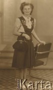 Brak daty, brak miejsca.
Portret kobiety.
Fot. NN, kolekcja Zofii i Alojzego Brudzińskich, zbiory  Archiwum Ojców Franciszkanów w Polskiej Misji Katolickiej w Martin Coronado, reprodukcje cyfrowe w  Bibliotece Polskiej im. Ignacego Domeyki w Buenos Aires (Biblioteca Polaca Ignacio Domeyko) i w Ośrodku KARTA w Warszawie