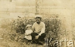 Ok. 1915, Rosja.
Prawdopodobnie Czesław Leluk z ojcem.
Fot. NN, kolekcja Czesława Leluka, zbiory  Archiwum Ojców Franciszkanów w Polskiej Misji Katolickiej w Martin Coronado, reprodukcje cyfrowe w  Bibliotece Polskiej im. Ignacego Domeyki w Buenos Aires (Biblioteca Polaca Ignacio Domeyko) i w Ośrodku KARTA w Warszawie
