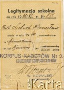 1936-1937, Rawicz, Polska.
Legitymacja szkolna Korpusu Kadetów nr 2 Czesława (Wiaczesława) Leluka.
Fot. NN, kolekcja Czesława Leluka, zbiory  Archiwum Ojców Franciszkanów w Polskiej Misji Katolickiej w Martin Coronado, reprodukcje cyfrowe w  Bibliotece Polskiej im. Ignacego Domeyki w Buenos Aires (Biblioteca Polaca Ignacio Domeyko) i w Ośrodku KARTA w Warszawie