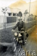 Brak daty, Argentyna.
Mieczysław Dominiak (w czasie wojny żołnierz 1 Dywizji Pancernej gen. Maczka) na motocyklu.
Fot. NN, kolekcja Hieronima Murawskiego, zbiory  Archiwum Ojców Franciszkanów w Polskiej Misji Katolickiej w Martin Coronado, reprodukcje cyfrowe w  Bibliotece Polskiej im. Ignacego Domeyki w Buenos Aires (Biblioteca Polaca Ignacio Domeyko) i w Ośrodku KARTA w Warszawie