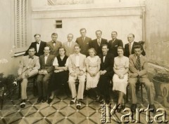 1938, Buenos Aires, Argentyna. 
Członkowie polskiego stowarzyszenia „Ognisko Polskie”.
Fot. NN, zbiory Ogniska Polskiego w Buenos Aires, reprodukcje cyfrowe w  Bibliotece Polskiej im. Ignacego Domeyki w Buenos Aires (Biblioteca Polaca Ignacio Domeyko) i w Ośrodku KARTA w Warszawie