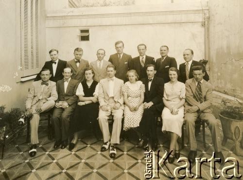 1938, Buenos Aires, Argentyna. 
Członkowie polskiego stowarzyszenia „Ognisko Polskie”.
Fot. NN, zbiory Ogniska Polskiego w Buenos Aires, reprodukcje cyfrowe w  Bibliotece Polskiej im. Ignacego Domeyki w Buenos Aires (Biblioteca Polaca Ignacio Domeyko) i w Ośrodku KARTA w Warszawie