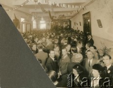 1937, Buenos Aires, Argentyna. 
Przyjęcie w siedzibie polskiego stowarzyszenia „Ognisko Polskie” zorganizowane po przebudowie budynku. 
Fot. NN, zbiory Ogniska Polskiego w Buenos Aires, reprodukcje cyfrowe w  Bibliotece Polskiej im. Ignacego Domeyki w Buenos Aires (Biblioteca Polaca Ignacio Domeyko) i w Ośrodku KARTA w Warszawie
