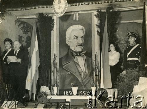 17.08.1950, Buenos Aires, Argentyna.
Obchody rocznicy śmierci San Martina (1850). Przemawia Stanisław Solarczyk - prezes polskiego stowarzyszenia „Ognisko Polskie”.
Fot. NN, zbiory Ogniska Polskiego w Buenos Aires, reprodukcje cyfrowe w  Bibliotece Polskiej im. Ignacego Domeyki w Buenos Aires (Biblioteca Polaca Ignacio Domeyko) i w Ośrodku KARTA w Warszawie