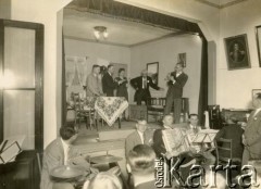 Październik 1946, Buenos Aires, Argentyna.
Przedstawienie „Rysia w Krynicy” w siedzibie „Ogniska Polskiego” w 16 rocznicę założenia Stowarzyszenia.  
Fot. NN, zbiory Ogniska Polskiego w Buenos Aires, reprodukcje cyfrowe w  Bibliotece Polskiej im. Ignacego Domeyki w Buenos Aires (Biblioteca Polaca Ignacio Domeyko) i w Ośrodku KARTA w Warszawie