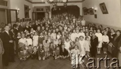 1937, Buenos Aires, Argentyna.
Zakończenie kursu języka polskiego w siedzibie polskiego Stowarzyszenia „Ognisko Polskie”. 
Fot. NN, zbiory Ogniska Polskiego w Buenos Aires, reprodukcje cyfrowe w  Bibliotece Polskiej im. Ignacego Domeyki w Buenos Aires (Biblioteca Polaca Ignacio Domeyko) i w Ośrodku KARTA w Warszawie