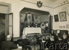 Brak daty, Buenos Aires, Argentyna.
Uroczystości w siedzibie polskiego stowarzyszenia “Ognisko Polskie”.
Fot. NN, zbiory Ogniska Polskiego w Buenos Aires, reprodukcje cyfrowe w  Bibliotece Polskiej im. Ignacego Domeyki w Buenos Aires (Biblioteca Polaca Ignacio Domeyko) i w Ośrodku KARTA w Warszawie