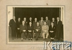 Brak daty, Buenos Aires, Argentyna.
Zarząd stowarzyszenia “Ognisko Polskie”. Wśród członków Bolesław Klasiński.
Fot. NN, zbiory Ogniska Polskiego w Buenos Aires, reprodukcje cyfrowe w  Bibliotece Polskiej im. Ignacego Domeyki w Buenos Aires (Biblioteca Polaca Ignacio Domeyko) i w Ośrodku KARTA w Warszawie