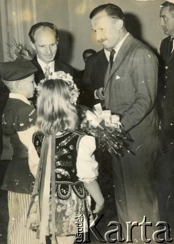 Brak daty, Buenos Aires, Argentyna.
Uroczystość w siedzibie polskiego stowarzyszenia “Ognisko Polskie”. 
Fot. NN, zbiory Ogniska Polskiego w Buenos Aires, reprodukcje cyfrowe w  Bibliotece Polskiej im. Ignacego Domeyki w Buenos Aires (Biblioteca Polaca Ignacio Domeyko) i w Ośrodku KARTA w Warszawie