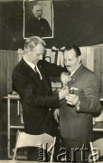 Brak daty, Buenos Aires, Argentyna.
Uroczystości w siedzibie polskiego stowarzyszenia “Ognisko Polskie”. W głębi portret prymasa Stefana Wyszyńskiego. 
Fot. NN, zbiory Ogniska Polskiego w Buenos Aires, reprodukcje cyfrowe w  Bibliotece Polskiej im. Ignacego Domeyki w Buenos Aires (Biblioteca Polaca Ignacio Domeyko) i w Ośrodku KARTA w Warszawie