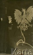 Brak daty, Buenos Aires, Argentyna.
Uroczystości w siedzibie polskiego stowarzyszenia “Ognisko Polskie”. 
Fot. NN, zbiory Ogniska Polskiego w Buenos Aires, reprodukcje cyfrowe w  Bibliotece Polskiej im. Ignacego Domeyki w Buenos Aires (Biblioteca Polaca Ignacio Domeyko) i w Ośrodku KARTA w Warszawie