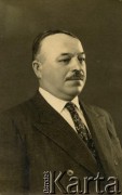 Lata 30., Buenos Aires, Argentyna.
Józef Janicki - pierwszy prezes polskiego stowarzyszenia “Ognisko Polskie”. 
Fot. NN, zbiory Ogniska Polskiego w Buenos Aires, reprodukcje cyfrowe w  Bibliotece Polskiej im. Ignacego Domeyki w Buenos Aires (Biblioteca Polaca Ignacio Domeyko) i w Ośrodku KARTA w Warszawie