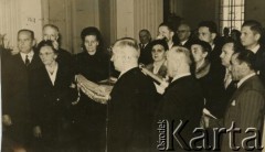 18.06.1957, Buenos Aires, Argentyna.
Poświęcenie sztandaru polskiego stowarzyszenia “Ognisko Polskie”. Rodzice chrzestni – M. Adamowicz, M. Flisowa, M. Hajdusowa, Stanisława Wójcicka, J. Brożek, J. Lesiewicz, W. Piotrowski, Stanisław Solarczyk. 
Fot. NN, zbiory Ogniska Polskiego w Buenos Aires, reprodukcje cyfrowe w  Bibliotece Polskiej im. Ignacego Domeyki w Buenos Aires (Biblioteca Polaca Ignacio Domeyko) i w Ośrodku KARTA w Warszawie