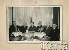 Brak daty, Buenos Aires, Argentyna.
Spotkanie w stowarzyszeniu “Ognisko Polskie”.  
Fot. NN, zbiory Ogniska Polskiego w Buenos Aires, reprodukcje cyfrowe w  Bibliotece Polskiej im. Ignacego Domeyki w Buenos Aires (Biblioteca Polaca Ignacio Domeyko) i w Ośrodku KARTA w Warszawie