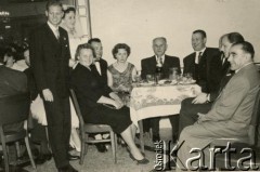 Brak daty, Buenos Aires, Argentyna.
Wesele w stowarzyszeniu “Ognisko Polskie”.  
Fot. NN, zbiory Ogniska Polskiego w Buenos Aires, reprodukcje cyfrowe w  Bibliotece Polskiej im. Ignacego Domeyki w Buenos Aires (Biblioteca Polaca Ignacio Domeyko) i w Ośrodku KARTA w Warszawie
