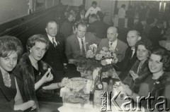 Brak daty, Buenos Aires, Argentyna.
Spotkanie w stowarzyszeniu “Ognisko Polskie”.  
Fot. NN, zbiory Ogniska Polskiego w Buenos Aires, reprodukcje cyfrowe w  Bibliotece Polskiej im. Ignacego Domeyki w Buenos Aires (Biblioteca Polaca Ignacio Domeyko) i w Ośrodku KARTA w Warszawie