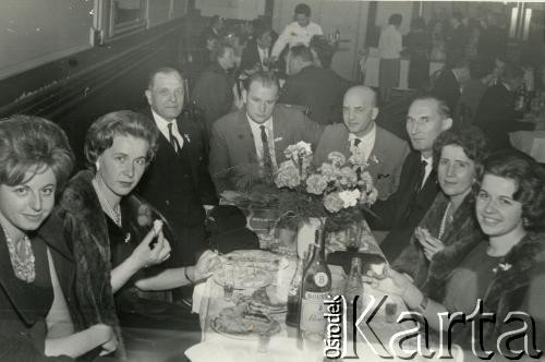 Brak daty, Buenos Aires, Argentyna.
Spotkanie w stowarzyszeniu “Ognisko Polskie”.  
Fot. NN, zbiory Ogniska Polskiego w Buenos Aires, reprodukcje cyfrowe w  Bibliotece Polskiej im. Ignacego Domeyki w Buenos Aires (Biblioteca Polaca Ignacio Domeyko) i w Ośrodku KARTA w Warszawie