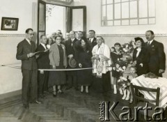 Ok. 1937, Buenos Aires, Argentyna.
Inauguracja nowej siedziby Ogniska Polskiego z udziałem posła RP w Buenos Aires Władysława Mazurkiewicza i jego żony Ines oraz księdza Władysława Zakrzewskiego. 
Fot. NN, zbiory Ogniska Polskiego w Buenos Aires, reprodukcje cyfrowe w  Bibliotece Polskiej im. Ignacego Domeyki w Buenos Aires (Biblioteca Polaca Ignacio Domeyko) i w Ośrodku KARTA w Warszawie