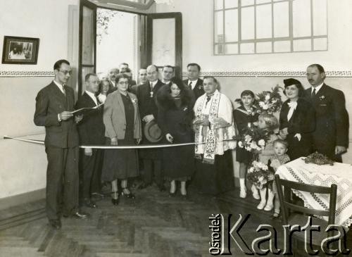 Ok. 1937, Buenos Aires, Argentyna.
Inauguracja nowej siedziby Ogniska Polskiego z udziałem posła RP w Buenos Aires Władysława Mazurkiewicza i jego żony Ines oraz księdza Władysława Zakrzewskiego. 
Fot. NN, zbiory Ogniska Polskiego w Buenos Aires, reprodukcje cyfrowe w  Bibliotece Polskiej im. Ignacego Domeyki w Buenos Aires (Biblioteca Polaca Ignacio Domeyko) i w Ośrodku KARTA w Warszawie