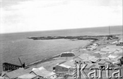 1918, okolice Comodoro Rivadavia, prowincja Chubut, Argentyna.
Molo Maciel i wybrzeże cypla Borja.
Fot. NN, zbiory Museo Ferroportuario w Comodoro Rivadavia, reprodukcje cyfrowe w  Bibliotece Polskiej im. Ignacego Domeyki w Buenos Aires (Biblioteca Polaca Ignacio Domeyko) i w Ośrodku KARTA w Warszawie