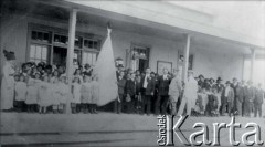 1914, Sarmiento, Argentyna.
Mieszkańcy miasta Sarmiento czekają na przyjazd pierwszego pociągu z portu Comodoro Rivadavia. 
Fot. NN, zbiory Museo Ferroportuario w Comodoro Rivadavia, reprodukcje cyfrowe w  Bibliotece Polskiej im. Ignacego Domeyki w Buenos Aires (Biblioteca Polaca Ignacio Domeyko) i w Ośrodku KARTA w Warszawie