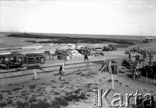 Początek XX wieku, Comodoro Rivadavia, prowincja Chubut, Argentyna.
Skład towarów przy torach kolejowych.
Fot. NN, zbiory Museo Ferroportuario w Comodoro Rivadavia, reprodukcje cyfrowe w  Bibliotece Polskiej im. Ignacego Domeyki w Buenos Aires (Biblioteca Polaca Ignacio Domeyko) i w Ośrodku KARTA w Warszawie
