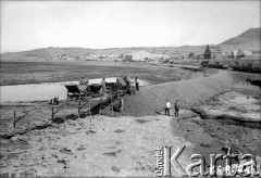 15.10.1928, Comodoro Rivadavia, prowincja Chubut, Argentyna.
Praca przy budowaniu nasypu kolejowego, na którym zostaną położne tory. 
Fot. NN, zbiory Museo Ferroportuario w Comodoro Rivadavia, reprodukcje cyfrowe w  Bibliotece Polskiej im. Ignacego Domeyki w Buenos Aires (Biblioteca Polaca Ignacio Domeyko) i w Ośrodku KARTA w Warszawie