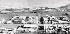Lata 20., Comodoro Rivadavia, prowincja Chubut, Argentyna.
Widok na miasto.
Fot. NN, zbiory Museo Ferroportuario w Comodoro Rivadavia, reprodukcje cyfrowe w  Bibliotece Polskiej im. Ignacego Domeyki w Buenos Aires (Biblioteca Polaca Ignacio Domeyko) i w Ośrodku KARTA w Warszawie