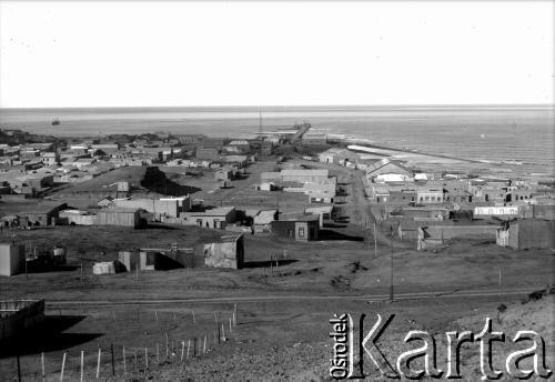 12.04.1929, Comodoro Rivadavia, prowincja Chubut, Argentyna.
Widok na miasto.
Fot. NN, zbiory Museo Ferroportuario w Comodoro Rivadavia, reprodukcje cyfrowe w  Bibliotece Polskiej im. Ignacego Domeyki w Buenos Aires (Biblioteca Polaca Ignacio Domeyko) i w Ośrodku KARTA w Warszawie