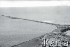 Ok. 1930, Comodoro Rivadavia, prowincja Chubut, Argentyna.
Nabrzeże Oceanu Atlantyckiego (Zatoka San Jorge).
Fot. NN, zbiory Museo Ferroportuario w Comodoro Rivadavia, reprodukcje cyfrowe w  Bibliotece Polskiej im. Ignacego Domeyki w Buenos Aires (Biblioteca Polaca Ignacio Domeyko) i w Ośrodku KARTA w Warszawie