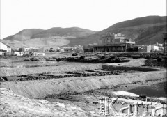 1928, Comodoro Rivadavia, prowincja Chubut, Argentyna.
Nabrzeże Atlantyku (Zatoka San Jorge) i budynek stacji kolejowej (w głębi). Fotografia wykonana z plaży w czasie odpływu. 
Fot. NN, zbiory Museo Ferroportuario w Comodoro Rivadavia, reprodukcje cyfrowe w  Bibliotece Polskiej im. Ignacego Domeyki w Buenos Aires (Biblioteca Polaca Ignacio Domeyko) i w Ośrodku KARTA w Warszawie